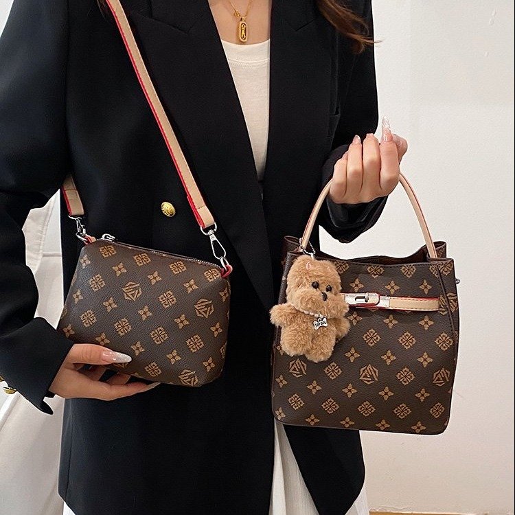 Women’s One-Shoulder Handbag with Lock Closure – Winter 2025