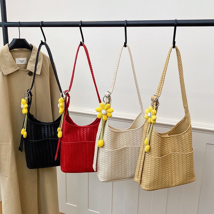 Women’s Magnetic Closure Shoulder Bag Summer 2026