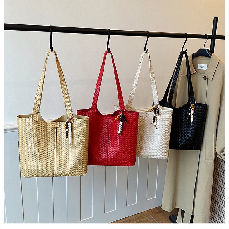 Women’s Single Shoulder Underarm Bag with Zip Closure – Fall 2026