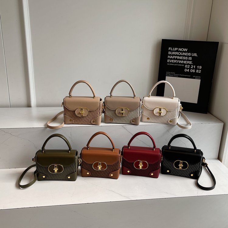 Women’s Single Shoulder Crossbody Handbag with Lock Closure – Medium