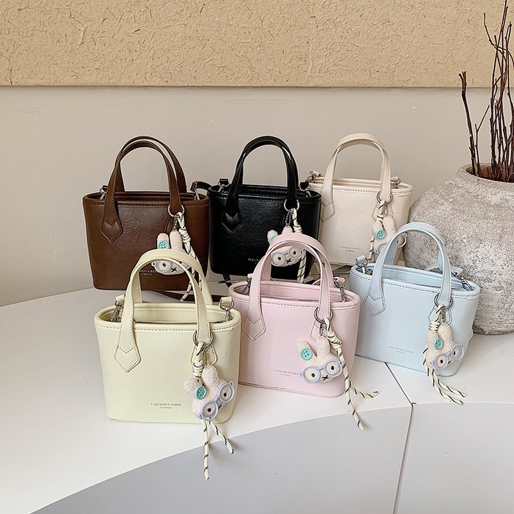 Women’s Single Shoulder Crossbody Handbag with Zipper Closure Summer 2026 Medium